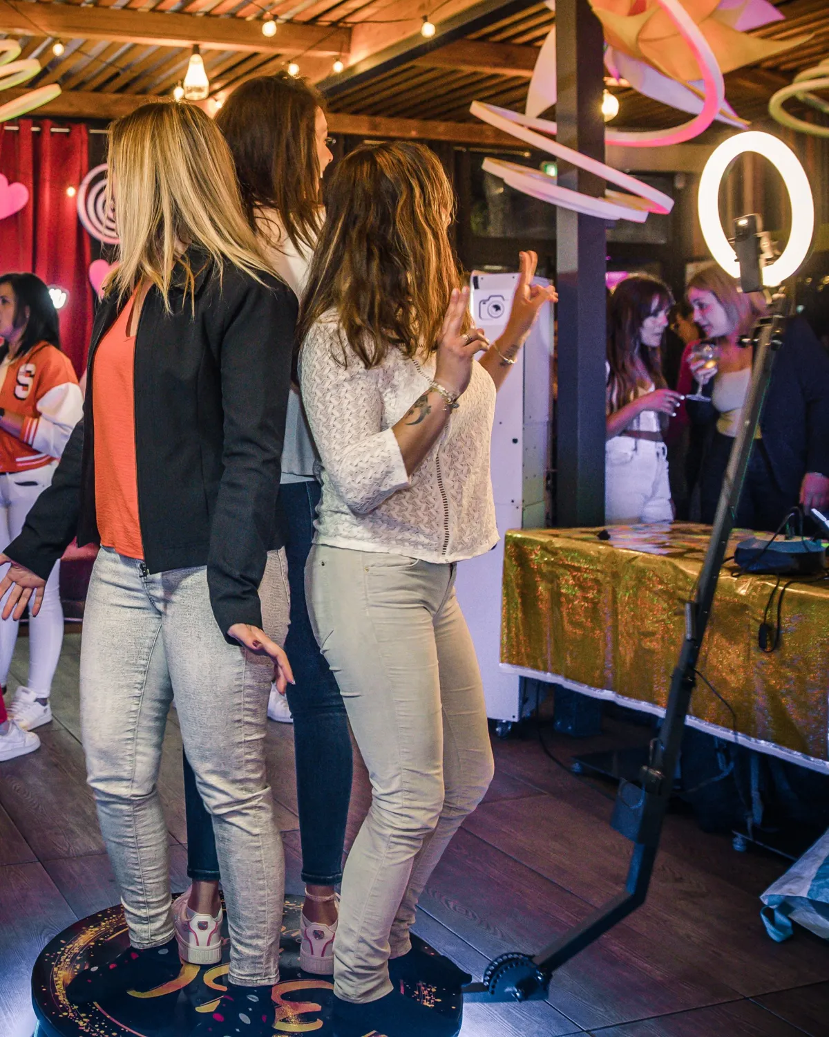 trois invitées sur la plateforme de la borne 360 avec l'anneau lumineux