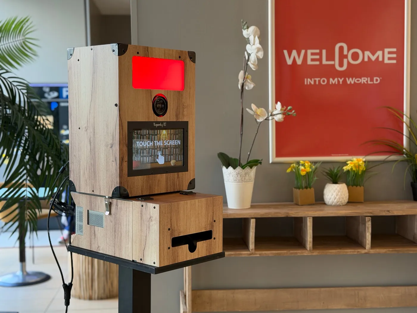 borne photobooth en bois installée à l'accueil d'un hôtel