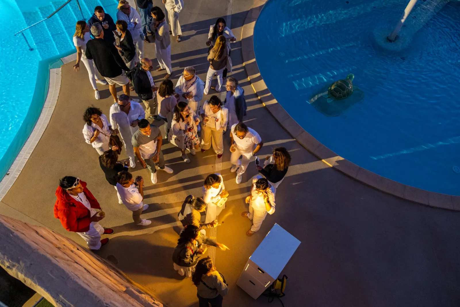 soirée tout en blanc autour de la borne photobooth au bord d'une piscine
